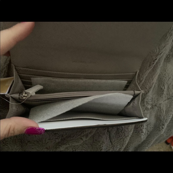 Auth Michael Kors grey leather tote & matching wallet. Orig. over $600 + tax - Picture 4 of 4